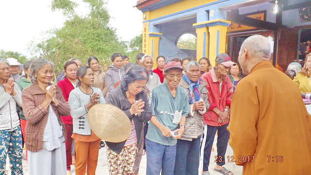 Ban Từ thiện chùa Bảo Tạng tặng quà