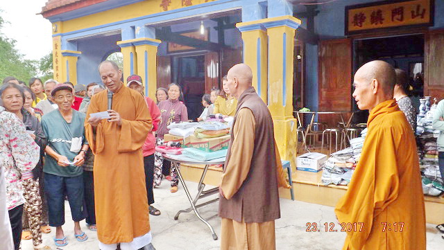 Ban Từ thiện chùa Bảo Tạng tặng quà