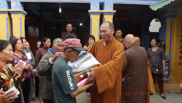 Ban Từ thiện chùa Bảo Tạng tặng quà