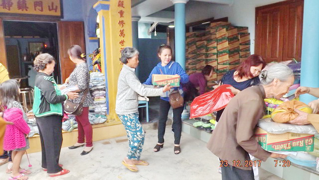 Ban Từ thiện chùa Bảo Tạng tặng quà