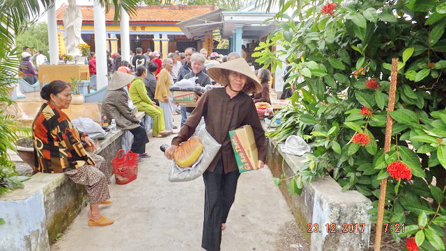 Ban Từ thiện chùa Bảo Tạng tặng quà