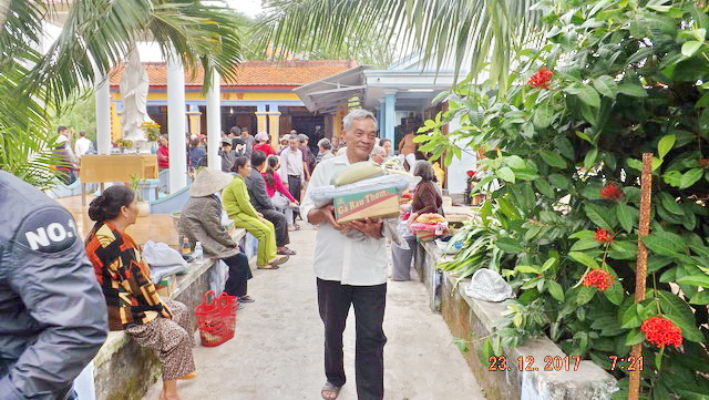 Ban Từ thiện chùa Bảo Tạng tặng quà