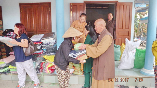 Ban Từ thiện chùa Bảo Tạng tặng quà