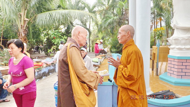 Ban Từ thiện chùa Bảo Tạng tặng quà