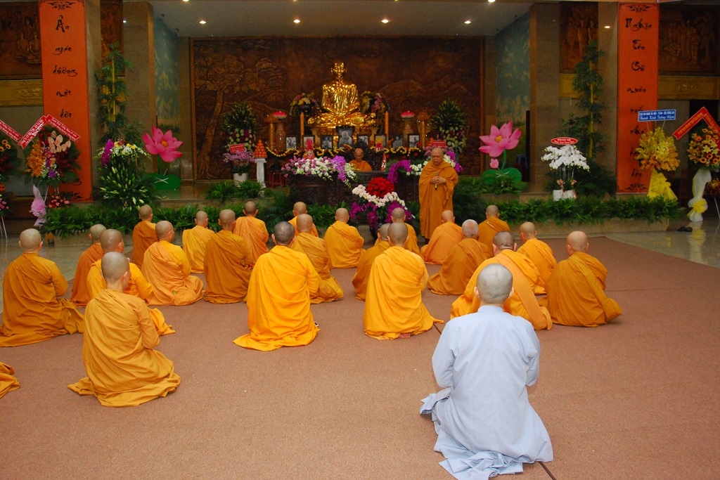 Pháp viện Minh Đăng Quang khất thực tưởng niệm 64 năm Tổ sư Minh Đăng Quang vắng bóng.