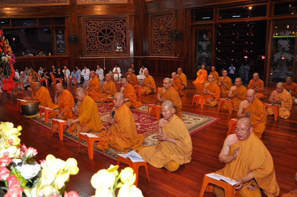 Pháp viện Minh Đăng Quang khất thực tưởng niệm 64 năm Tổ sư Minh Đăng Quang vắng bóng.