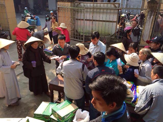 TT. Huế: Ban Từ thiện Xã hội GHPGVN tỉnh tiếp tục trao quà Tết đến người nghèo