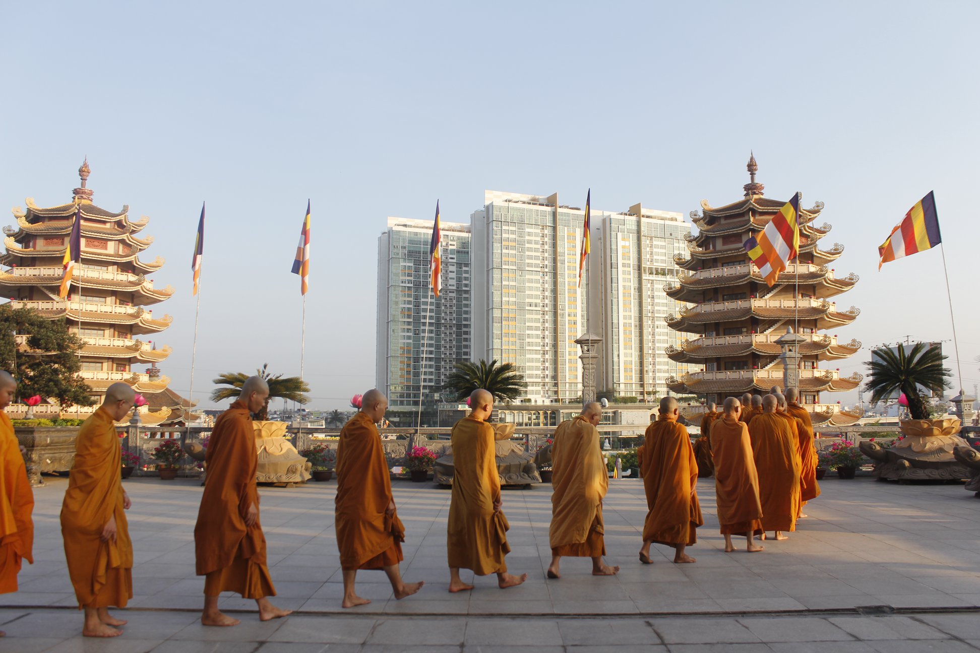 Pháp viện Minh Đăng Quang khất thực tưởng niệm 64 năm Tổ sư Minh Đăng Quang vắng bóng.