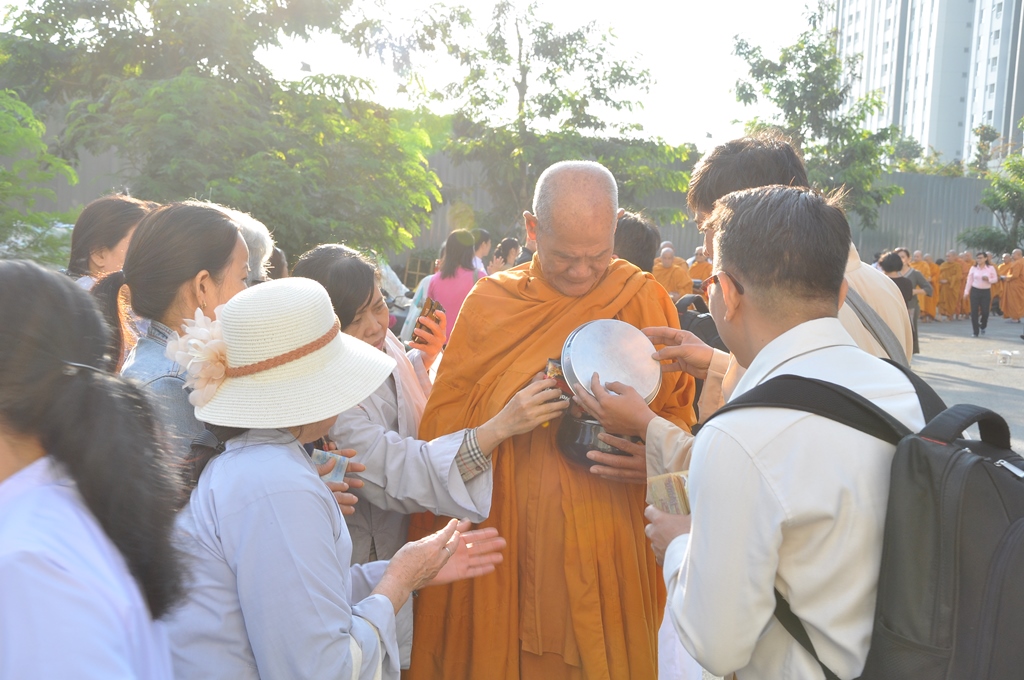 Pháp viện Minh Đăng Quang khất thực tưởng niệm 64 năm Tổ sư Minh Đăng Quang vắng bóng.