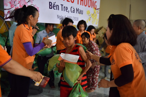 Quỹ Đạo Phật Ngày Nay Trao tặng “Quà Tết Yêu Thương” tại Bến Tre và Cà Mau Ngày 06-07/01/2018 (C135)