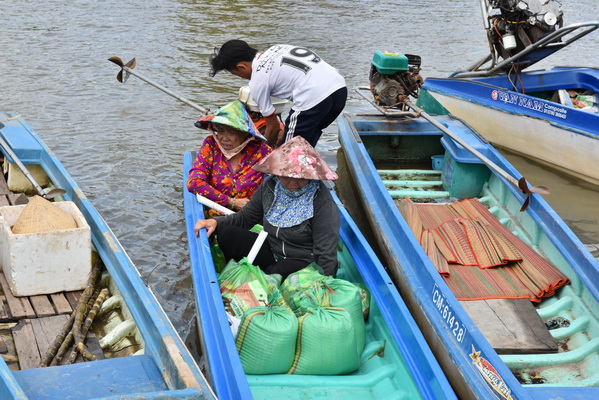 Quỹ Đạo Phật Ngày Nay Trao tặng “Quà Tết Yêu Thương” tại Bến Tre và Cà Mau Ngày 06-07/01/2018 (C135)