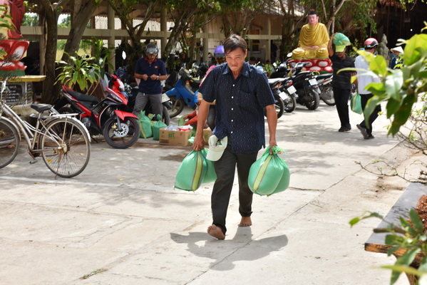 Quỹ Đạo Phật Ngày Nay Trao tặng “Quà Tết Yêu Thương” tại Bến Tre và Cà Mau Ngày 06-07/01/2018 (C135)