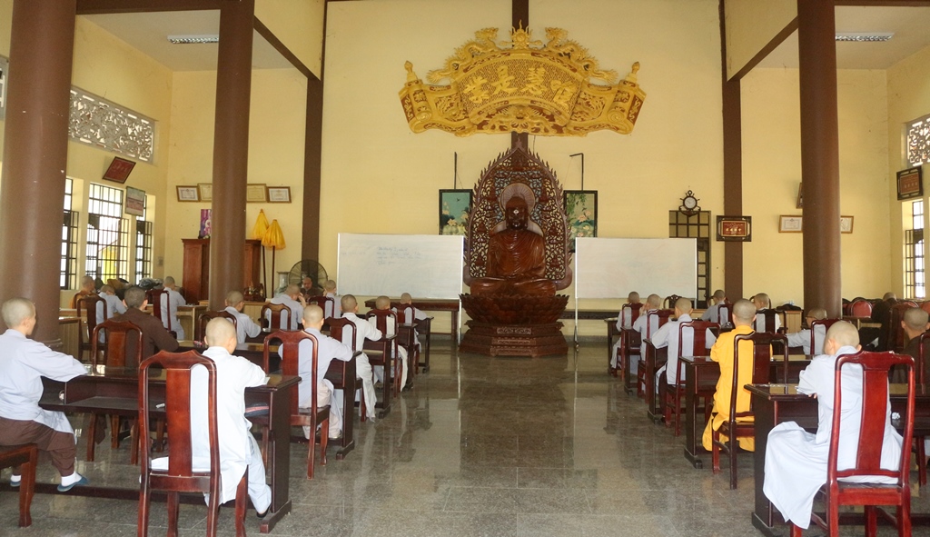 Bình Dương: Trường Trung Phật học tổ chức thi học kì.