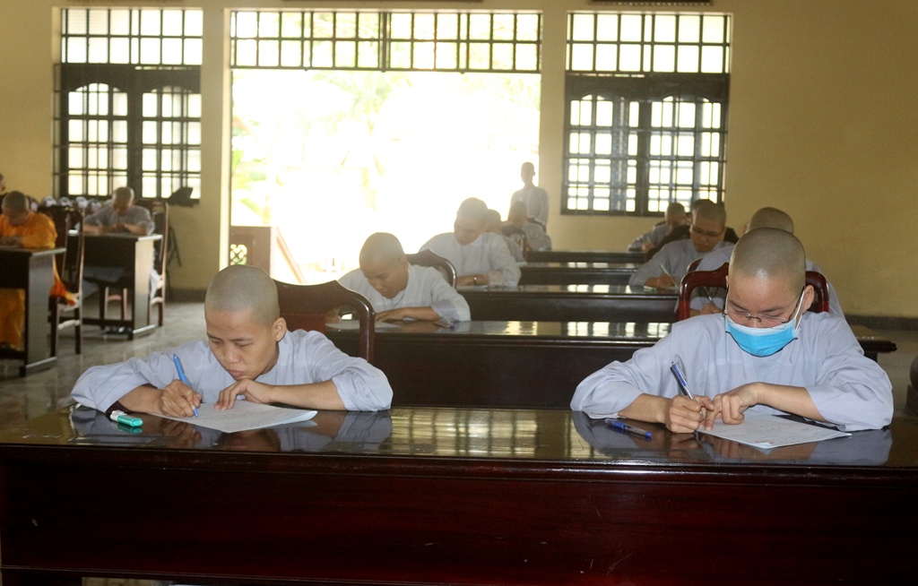 Bình Dương: Trường Trung Phật học tổ chức thi học kì.