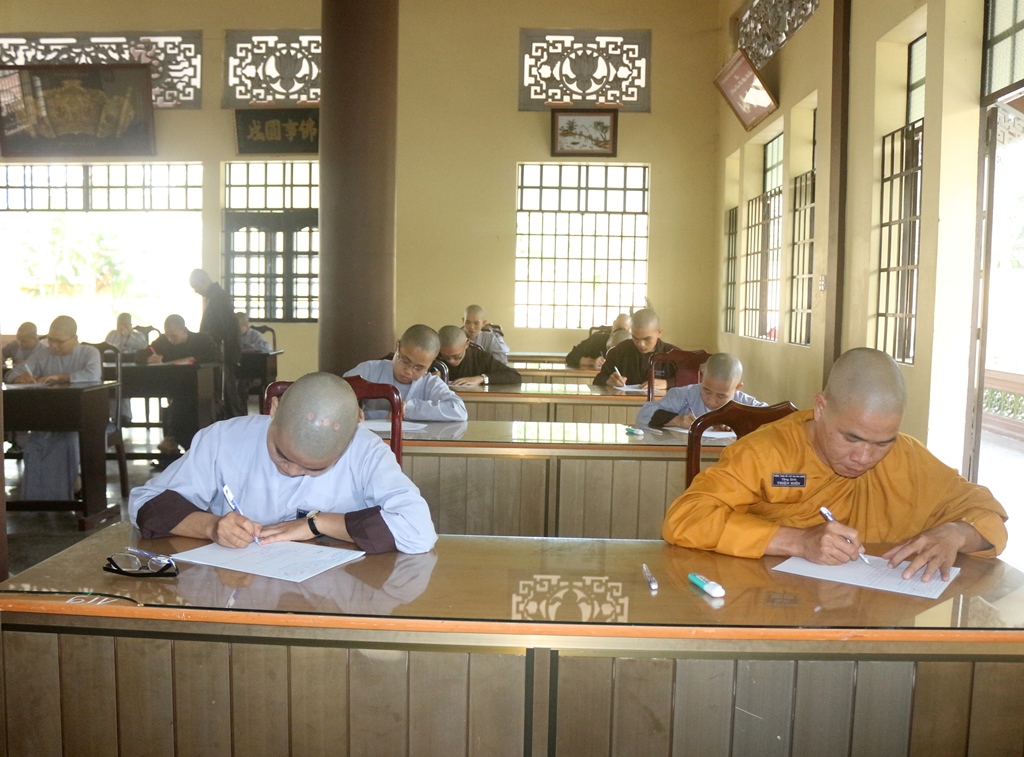 Bình Dương: Trường Trung Phật học tổ chức thi học kì.