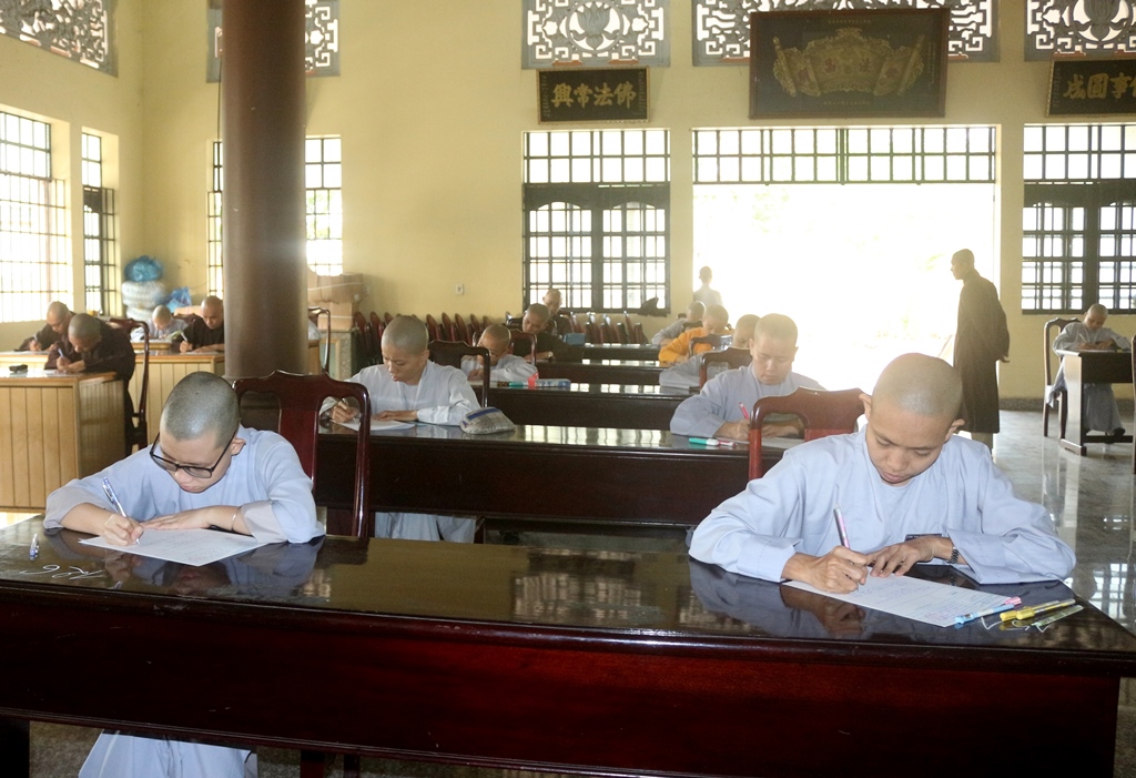 Bình Dương: Trường Trung Phật học tổ chức thi học kì.