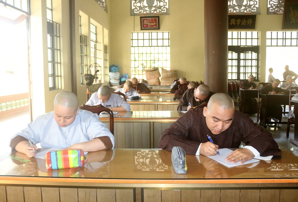 Bình Dương: Trường Trung Phật học tổ chức thi học kì.