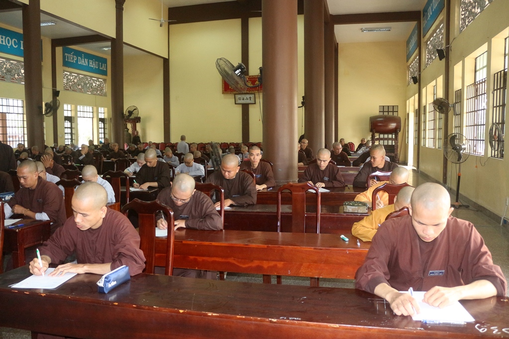Bình Dương: Trường Trung Phật học tổ chức thi học kì.
