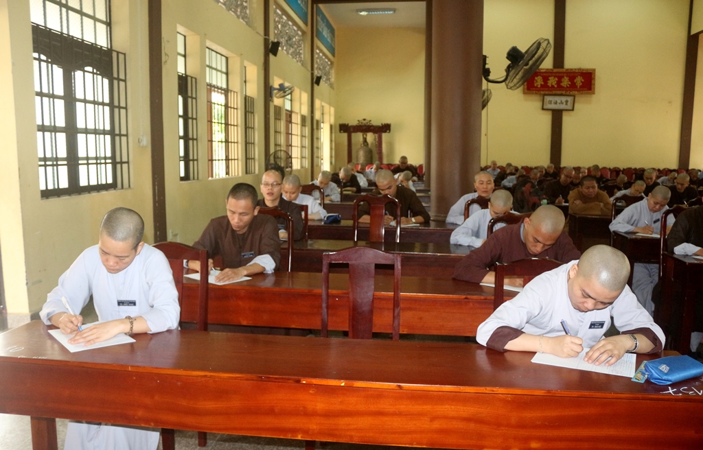 Bình Dương: Trường Trung Phật học tổ chức thi học kì.