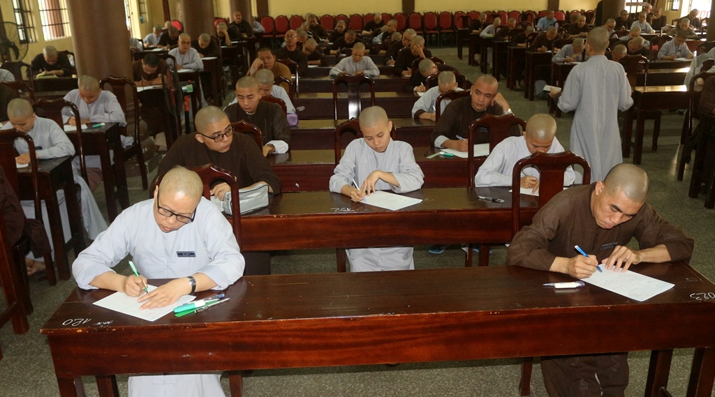 Bình Dương: Trường Trung Phật học tổ chức thi học kì.