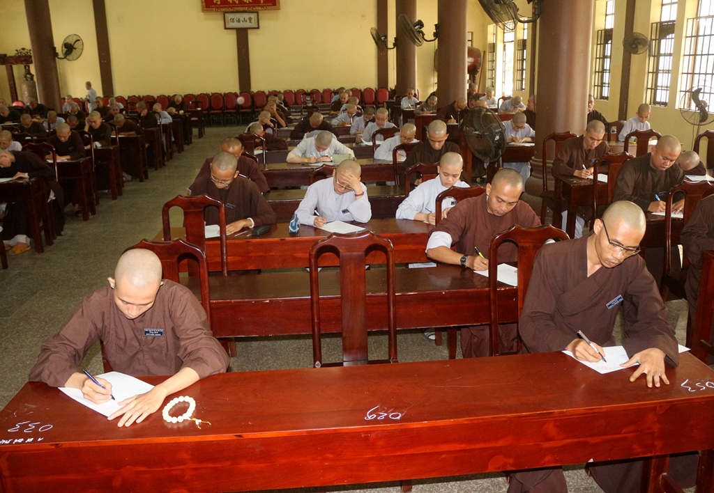 Bình Dương: Trường Trung Phật học tổ chức thi học kì.