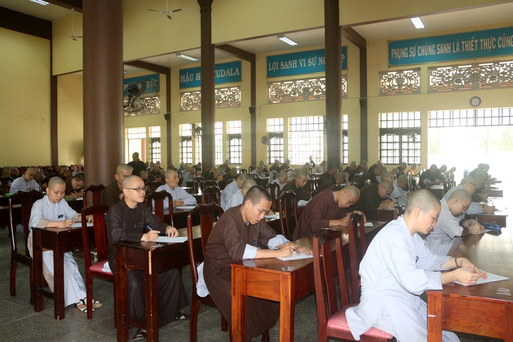 Bình Dương: Trường Trung Phật học tổ chức thi học kì.