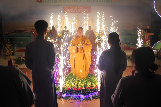 Thái Bình: Đêm hoa đăng vía Phật Di Đà tại chùa Văn Môn