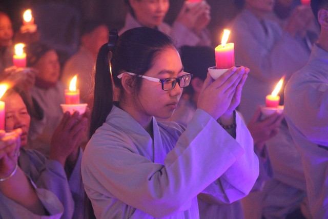 Thái Bình: Đêm hoa đăng vía Phật Di Đà tại chùa Văn Môn