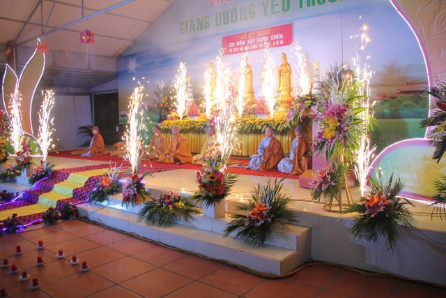 Thái Bình: Đêm hoa đăng vía Phật Di Đà tại chùa Văn Môn