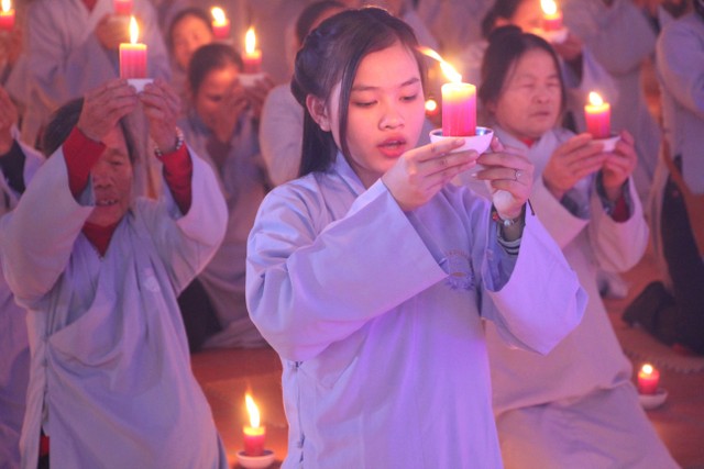Thái Bình: Đêm hoa đăng vía Phật Di Đà tại chùa Văn Môn