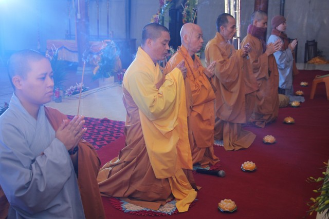 Thái Bình: Đêm hoa đăng vía Phật Di Đà tại chùa Văn Môn
