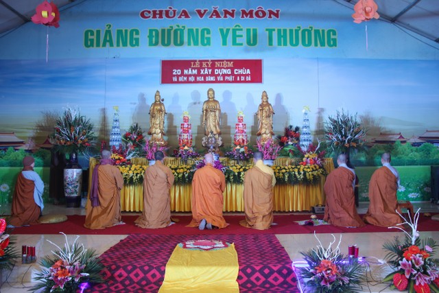 Thái Bình: Đêm hoa đăng vía Phật Di Đà tại chùa Văn Môn