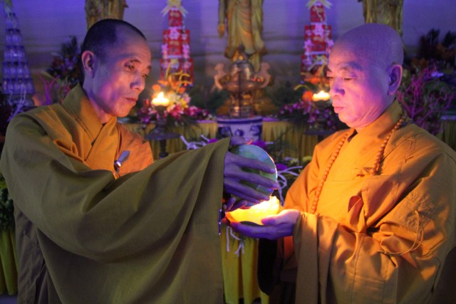 Thái Bình: Đêm hoa đăng vía Phật Di Đà tại chùa Văn Môn