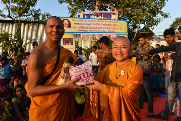 Quỹ Đạo Phật Ngày Nay_Cúng dường Tăng Ni và từ thiện tại Ấn Độ tháng 3/2018 (C154)