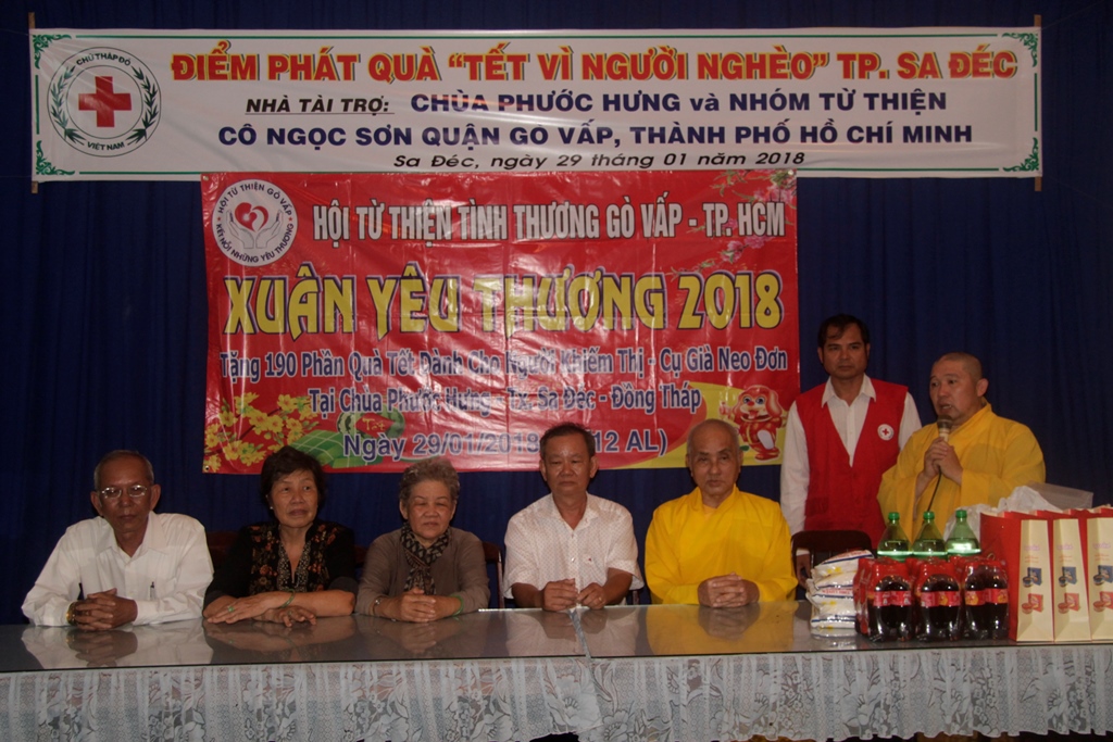 Đồng Tháp: Phật giáo TP. Sa Đéc tặng quà tết