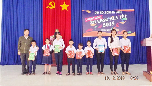 Quỹ Học bổng Hy vọng tặng 200 suất quà cho học sinh nghèo vượt khó