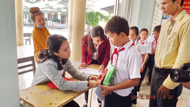 Quỹ Học bổng Hy vọng tặng 200 suất quà cho học sinh nghèo vượt khó