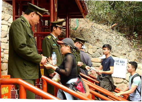Thu phí trước cổng chùa
