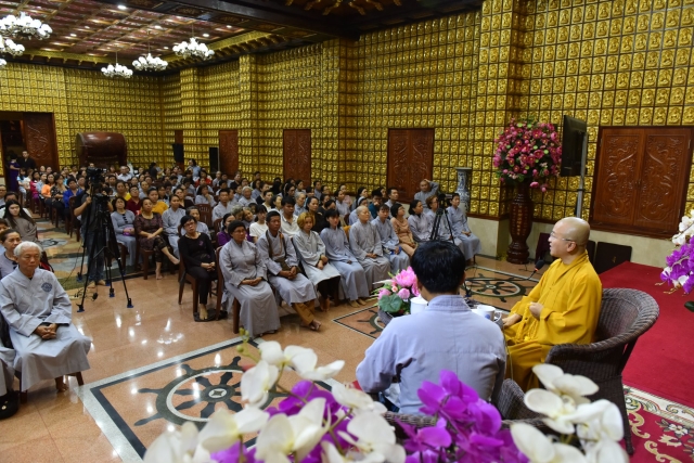 Góc Nhìn Phật Giáo Kỳ 17: Những điều phản cảm và mê tín trong các lễ hội đầu năm