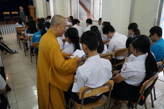 TT. Thích Nhật Từ thuyết giảng tại trường THPT đặc biệt Nguyễn Đình Chiểu