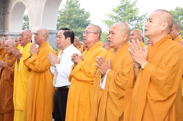 Viếng Nghĩa trang Liệt sĩ tỉnh Bình Dương