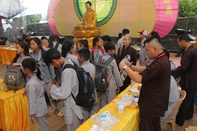 Thái Bình: Gần 1000 thiện sinh dự khóa tu sen hồng chùa Từ Xuyên