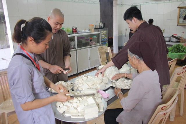 Thái Bình: Gần 1000 thiện sinh dự khóa tu sen hồng chùa Từ Xuyên