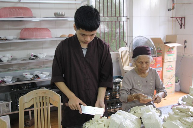 Thái Bình: Gần 1000 thiện sinh dự khóa tu sen hồng chùa Từ Xuyên