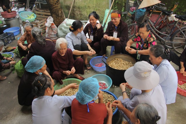 Thái Bình: Gần 1000 thiện sinh dự khóa tu sen hồng chùa Từ Xuyên