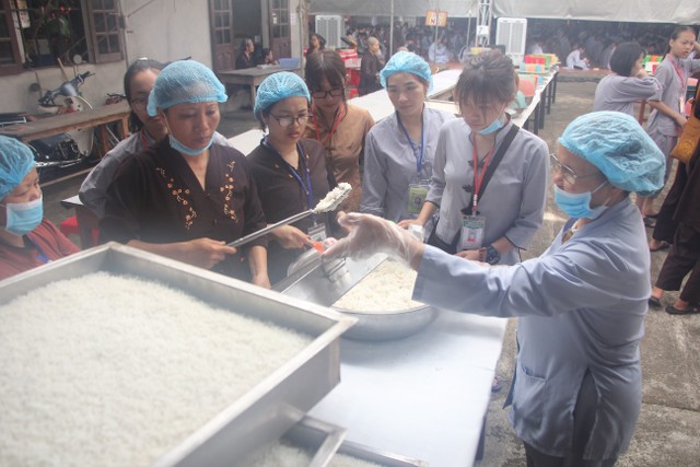 Thái Bình: Gần 1000 thiện sinh dự khóa tu sen hồng chùa Từ Xuyên