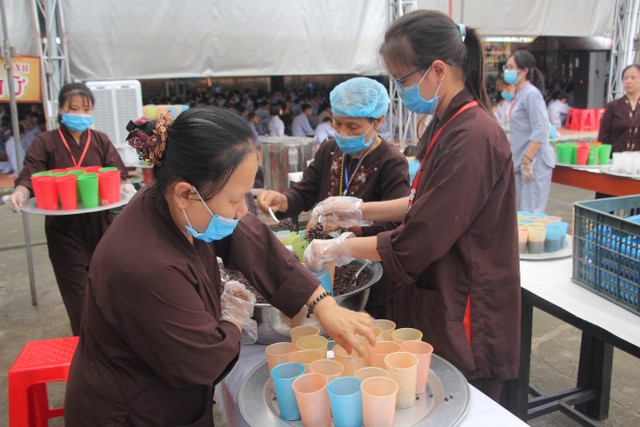 Thái Bình: Gần 1000 thiện sinh dự khóa tu sen hồng chùa Từ Xuyên