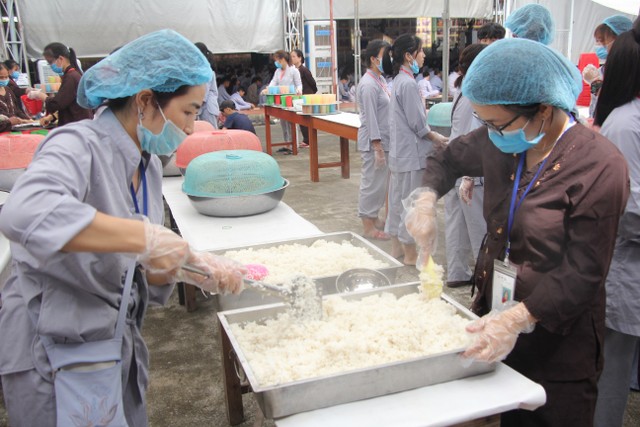 Thái Bình: Gần 1000 thiện sinh dự khóa tu sen hồng chùa Từ Xuyên