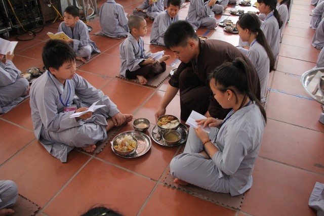 Thái Bình: Gần 1000 thiện sinh dự khóa tu sen hồng chùa Từ Xuyên