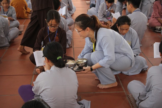 Thái Bình: Gần 1000 thiện sinh dự khóa tu sen hồng chùa Từ Xuyên